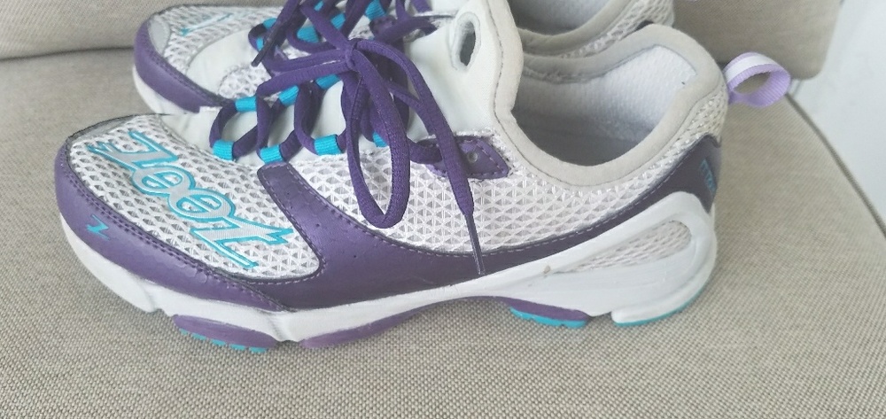 Tennis shoes